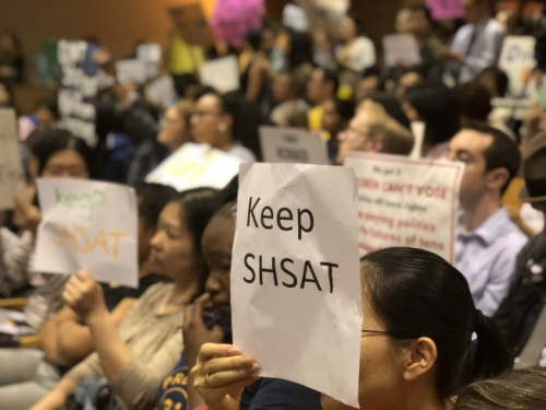 针对特殊高中改革,不少家长带着抗议牌前往参加会议。(美国《世界日报》/黄伊奕摄) 针对特殊高中改革,不少家长带着抗议牌前往参加会议。(美国《世界日报》/黄伊奕摄)