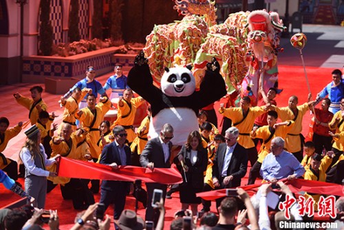 图为开幕仪式上,环球影城有关负责人为新景点剪彩。 <a target='_blank' href='http://www.chinanews.com/'>中新社</a>记者 张朔 摄 图为开幕仪式上,环球影城有关负责人为新景点剪彩。 <a target='_blank' href='http://www.chinanews.com/'>中新社</a>记者 张朔 摄