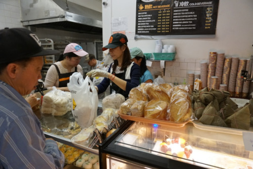 阿波罗饼屋负责人陈美玲表示,台式口味的肉粽和客家碱粽,很受顾客欢迎。(美国《世界日报》/林群摄) 阿波罗饼屋负责人陈美玲表示,台式口味的肉粽和客家碱粽,很受顾客欢迎。(美国《世界日报》/林群摄)
