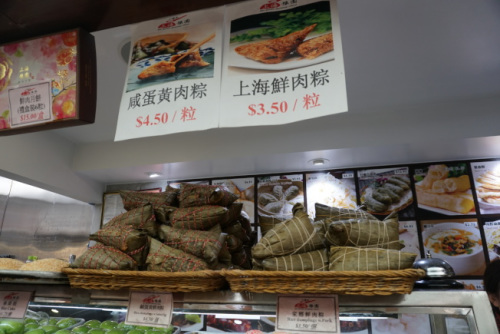 上海鲜肉粽的价格约3.5元,店家表示,虽然成本上涨,但粽子售价不敢涨。(美国《世界日报》/林群摄) 上海鲜肉粽的价格约3.5元,店家表示,虽然成本上涨,但粽子售价不敢涨。(美国《世界日报》/林群摄)