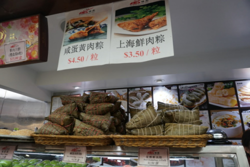 上海鲜肉粽的价格约3.5元，店家表示，虽然成本上涨，但粽子售价不敢涨。(美国《世界日报》/林群摄)