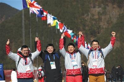 平昌冬奥会期间,北京冬奥组委观察员在旌善高山滑雪中心参观学习并看望实习生。受访者供图。图片来源:新京报 平昌冬奥会期间,北京冬奥组委观察员在旌善高山滑雪中心参观学习并看望实习生。受访者供图。图片来源:新京报