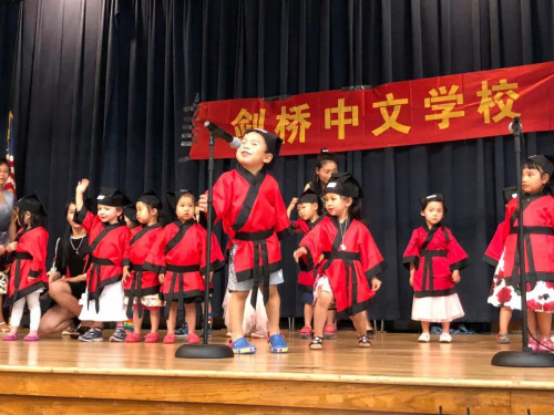 娃娃学中文,欢乐特别多!(图片来源:中国驻纽约总领馆微信公众号) 娃娃学中文,欢乐特别多!(图片来源:中国驻纽约总领馆微信公众号)