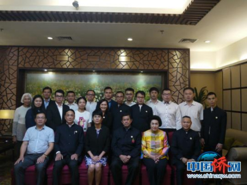 图为广西外侨办副主任陈洁与考察团成员合影 谭杨 摄 图为广西外侨办副主任陈洁与考察团成员合影 谭杨 摄