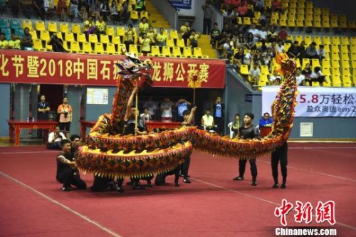 中国石狮国际龙狮公开赛开幕式上的舞狮表演。 陈龙山 摄 中国石狮国际龙狮公开赛开幕式上的舞狮表演。 陈龙山 摄