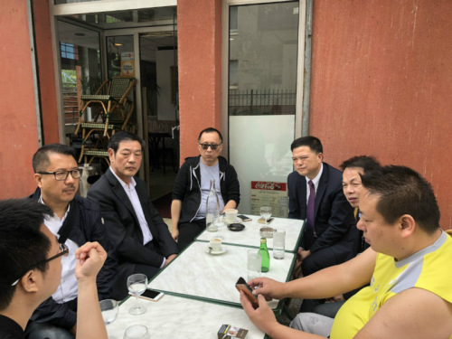 任俐敏等华侨华人会主席团成员与华人维权热心人士讨论下一步的维权行动。（法国《欧洲时报》/孔帆 摄）