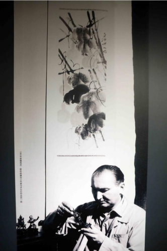 6月13日，兹德涅克·斯科纳(1910-1986)1961年在捷克工作室内与齐白石的画作在一起。（图片来源：欧洲时报特约记者李国庆摄）