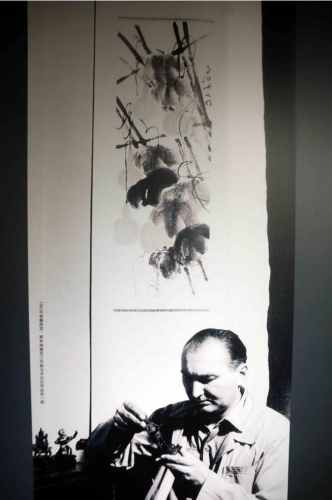 6月13日,兹德涅克·斯科纳(1910-1986)1961年在捷克工作室内与齐白石的画作在一起。(图片来源:欧洲时报特约记者李国庆摄) 6月13日,兹德涅克·斯科纳(1910-1986)1961年在捷克工作室内与齐白石的画作在一起。(图片来源:欧洲时报特约记者李国庆摄)
