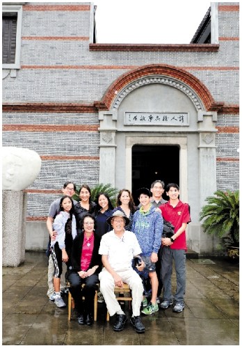 徐行(前排左一)跟家人在徐志摩旧居前合影。■记者 王超英 摄
