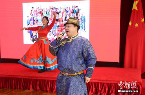 图为蒙古族歌手演唱《祝酒歌》。 <a target='_blank' href='http://www.chinanews.com/'>中新社</a>记者 陶社兰 摄