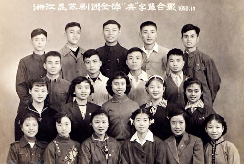 老照片注明,这是当年浙江昆苏剧团全体“世”字辈合影。受访者供图 老照片注明,这是当年浙江昆苏剧团全体“世”字辈合影。受访者供图