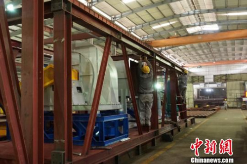 图为福建铁拓机械有限公司生产车间。　闫旭 摄