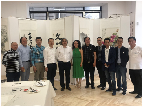 (书画名家合影。图片来源:匈牙利欧洲华通社) (书画名家合影。图片来源:匈牙利欧洲华通社)