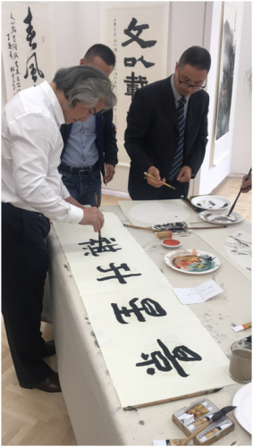(书法家还当场挥毫。图片来源:匈牙利欧洲华通社) (书法家还当场挥毫。图片来源:匈牙利欧洲华通社)