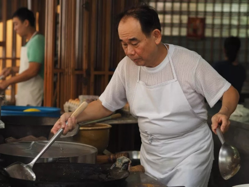 煎香底米有50年功力的生记老板黄山。（马来西亚《星洲日报》）