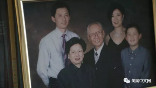 图为张俊杰全家福。(图片来源:美国中文网微信公众号/门萌萌 摄) 图为张俊杰全家福。(图片来源:美国中文网微信公众号/门萌萌 摄)