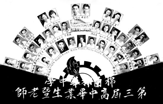 邱学清至今还珍藏着当年印尼棉兰椰华中学毕业纪念册。 邱学清至今还珍藏着当年印尼棉兰椰华中学毕业纪念册。