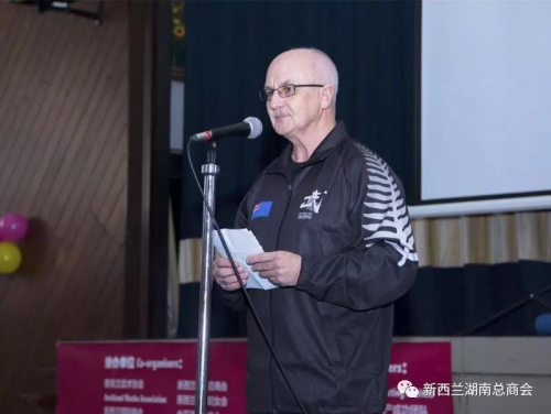 Glen Keith主席先生致欢迎辞。(图片来源:“新西兰湖南总商会”微信公众号) Glen Keith主席先生致欢迎辞。(图片来源:“新西兰湖南总商会”微信公众号)