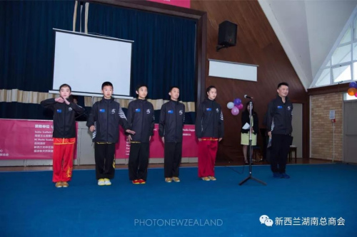 新西兰国家青少年武术队队员出征宣誓。(图片来源:“新西兰湖南总商会”微信公众号) 新西兰国家青少年武术队队员出征宣誓。(图片来源:“新西兰湖南总商会”微信公众号)