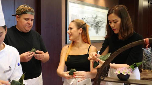 网络达人们在四季酒店包粽子 网络达人们在四季酒店包粽子