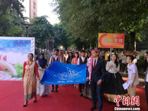 广州暨南大学举办炫酷毕业启程礼 凸显毕业仪式感 郭军 摄