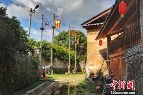 图为古官道村头。　陈秀容 摄