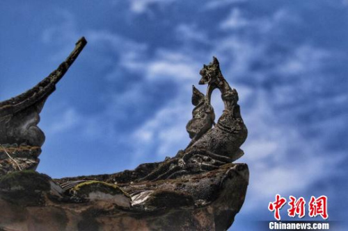 图为古居屋顶浮雕。　陈秀容 摄