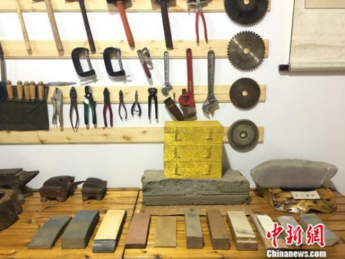 磨刀石。 霍瑾 摄 磨刀石。 霍瑾 摄