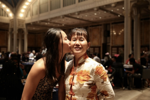 江晓芳开心亲吻母亲。（图片来源：美国《世界日报》/洪群超摄）