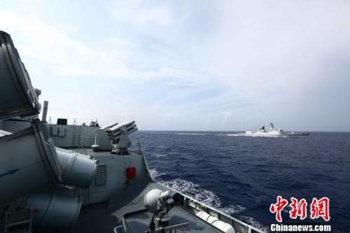 资料图:由东部战区海军济南舰、黄冈舰组成的舰艇编队,赴远海开展海上实战化训练。 徐泽华 摄 资料图:由东部战区海军济南舰、黄冈舰组成的舰艇编队,赴远海开展海上实战化训练。 徐泽华 摄