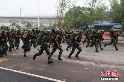 资料图：湖南武警特战队员开展极限训练 。肖明峰 摄