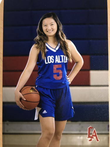 廖思婷自中学开始担任学校篮球校队的队长。(美国《世界日报》/廖妈妈提供)