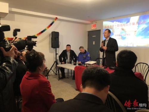 中国驻纽约副总领事邱舰在讲座中介绍冒充领馆的电话骗局。(图片来源：美国《侨报》)
