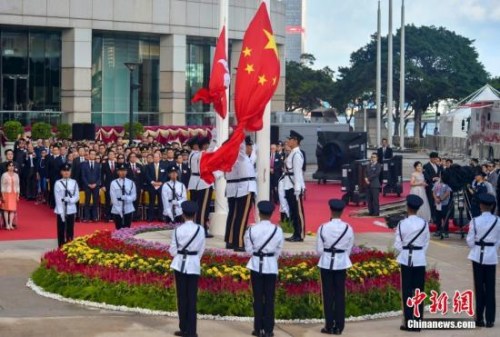 7月1日，香港特别行政区政府在金紫荆广场举行隆重的升旗仪式，庆祝香港回归21周年。<a target='_blank' href='http://www.chinanews.com/'>中新社</a>记者 张炜 摄