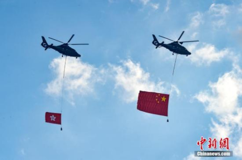 7月1日,香港特别行政区政府在金紫荆广场举行隆重的升旗仪式,庆祝香港回归21周年。图为两架直升机悬挂五星红旗和香港区旗经过金紫荆广场上空。<a target='_blank' href='http://www.chinanews.com/'>中新社</a>记者 张炜 摄 7月1日,香港特别行政区政府在金紫荆广场举行隆重的升旗仪式,庆祝香港回归21周年。图为两架直升机悬挂五星红旗和香港区旗经过金紫荆广场上空。<a target='_blank' href='http://www.chinanews.com/'>中新社</a>记者 张炜 摄