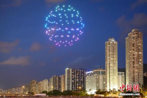 6月30日晚,为庆祝香港回归祖国21周年、国民教育沙田区委员会成立10周年及为第8届沙田节揭开序幕,香港沙田城门河上空举行全港首次100架无人机户外光影汇演。图为无人机在空中组成象征香港的东方之珠图案。<a target='_blank' href='http://www.chinanews.com/'>中新社</a>记者 谢光磊 摄 6月30日晚,为庆祝香港回归祖国21周年、国民教育沙田区委员会成立10周年及为第8届沙田节揭开序幕,香港沙田城门河上空举行全港首次100架无人机户外光影汇演。图为无人机在空中组成象征香港的东方之珠图案。<a target='_blank' href='http://www.chinanews.com/'>中新社</a>记者 谢光磊 摄