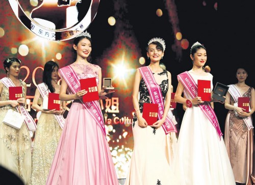 利缇雅·维奥(中)、张小艺(左)、王美琦获得冠、亚、季军。(图片来源:《欧洲时报》记者 黄冠杰 摄) 利缇雅·维奥(中)、张小艺(左)、王美琦获得冠、亚、季军。(图片来源:《欧洲时报》记者 黄冠杰 摄)