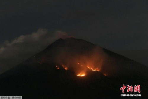 当地时间2018年7月3日，印尼巴厘岛，印尼阿贡火山喷发，附近山林起火。2日晚，印尼阿贡火山发生剧烈喷发，大量岩浆从火山口喷出，已流淌至火山口半径2公里以外，岩浆所到之处引发山体森林燃烧，火山口上空浓黑火山灰柱高达2000米。