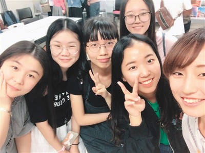刚到日本的时候，学校举办了留学生欢迎会。图为刘悦汐（后排）和日本同学及其他留学生合影。在留学期间，日本同学在学习和生活上都给予了她很大的帮助。