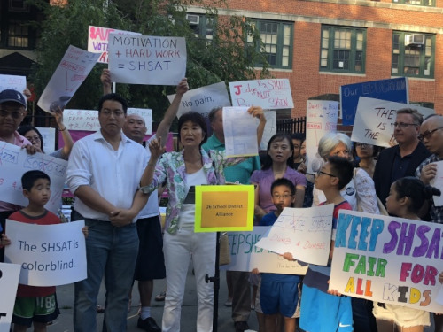 26学区华裔家长集会抗议，要求保留SHSAT，并投票发声。讲话者为林小莲。(记者陈小宁／摄影)