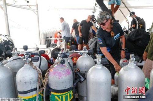 　　当地时间2018年7月7日，泰国吉岛海域附近，潜水员检查船上的氧气罐，准备进行搜救工作