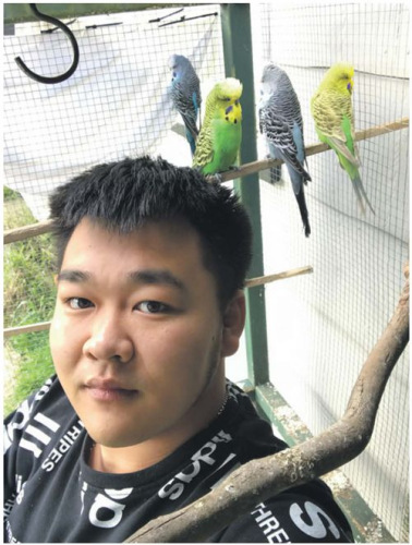 Eric和爱鸟在一起。(《新西兰中文先驱报》) Eric和爱鸟在一起。(《新西兰中文先驱报》)