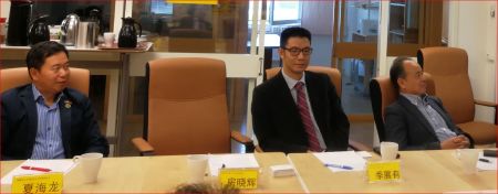 华助中心常务副主任季展有（右二）主持座谈会