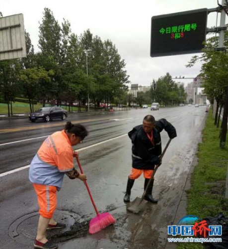 环卫工人进行道路清淤工作。 成都市城管委 摄 环卫工人进行道路清淤工作。 成都市城管委 摄