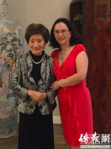 亚裔民主党俱乐部主席罗玲（右）到洛杉矶拜访美国首位华裔女市长陈李婉若（左），探讨中期选举以及华人参政话题。（美国《侨报》/章宁 摄）