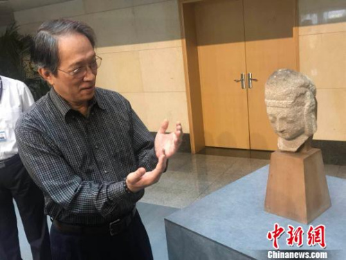 王纯杰为媒体讲解佛像形制。 胡健 摄 王纯杰为媒体讲解佛像形制。 胡健 摄