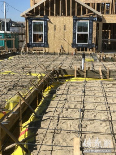 正在建设中的房屋。(美国《侨报》/聂达 摄) 正在建设中的房屋。(美国《侨报》/聂达 摄)