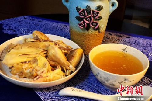 刚捞起的鸡肉可和鸡汁一起食用 郭军 摄 刚捞起的鸡肉可和鸡汁一起食用 郭军 摄