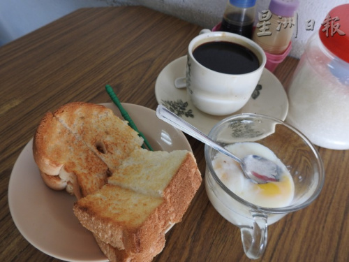 热咖啡、烤面包、半生熟鸡蛋,是不论贫富皆喜欢的廉价美食。(马来西亚《星洲日报》) 热咖啡、烤面包、半生熟鸡蛋,是不论贫富皆喜欢的廉价美食。(马来西亚《星洲日报》)