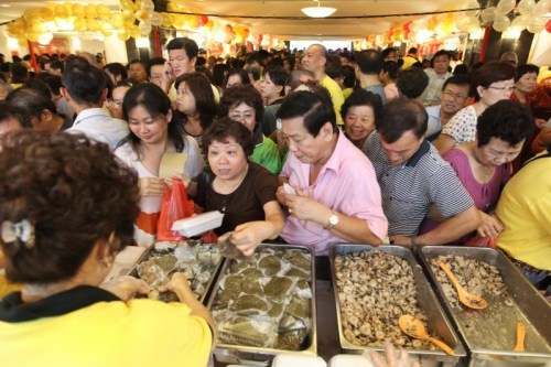 客家美食让人食指大动，2012年的“客家美食慈善嘉年华”吸引大批人潮。（新加坡《联合早报》档案照片）